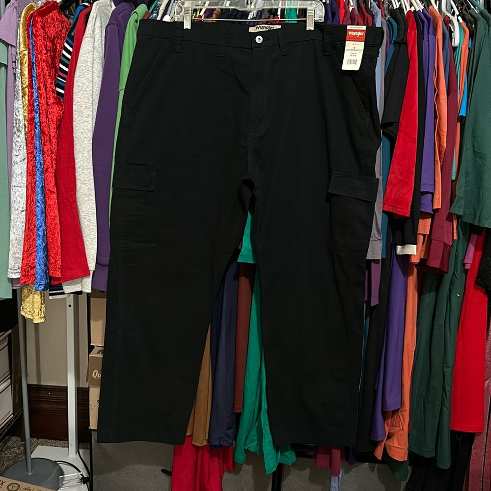 Wrangler 46x30” black cargo Pants